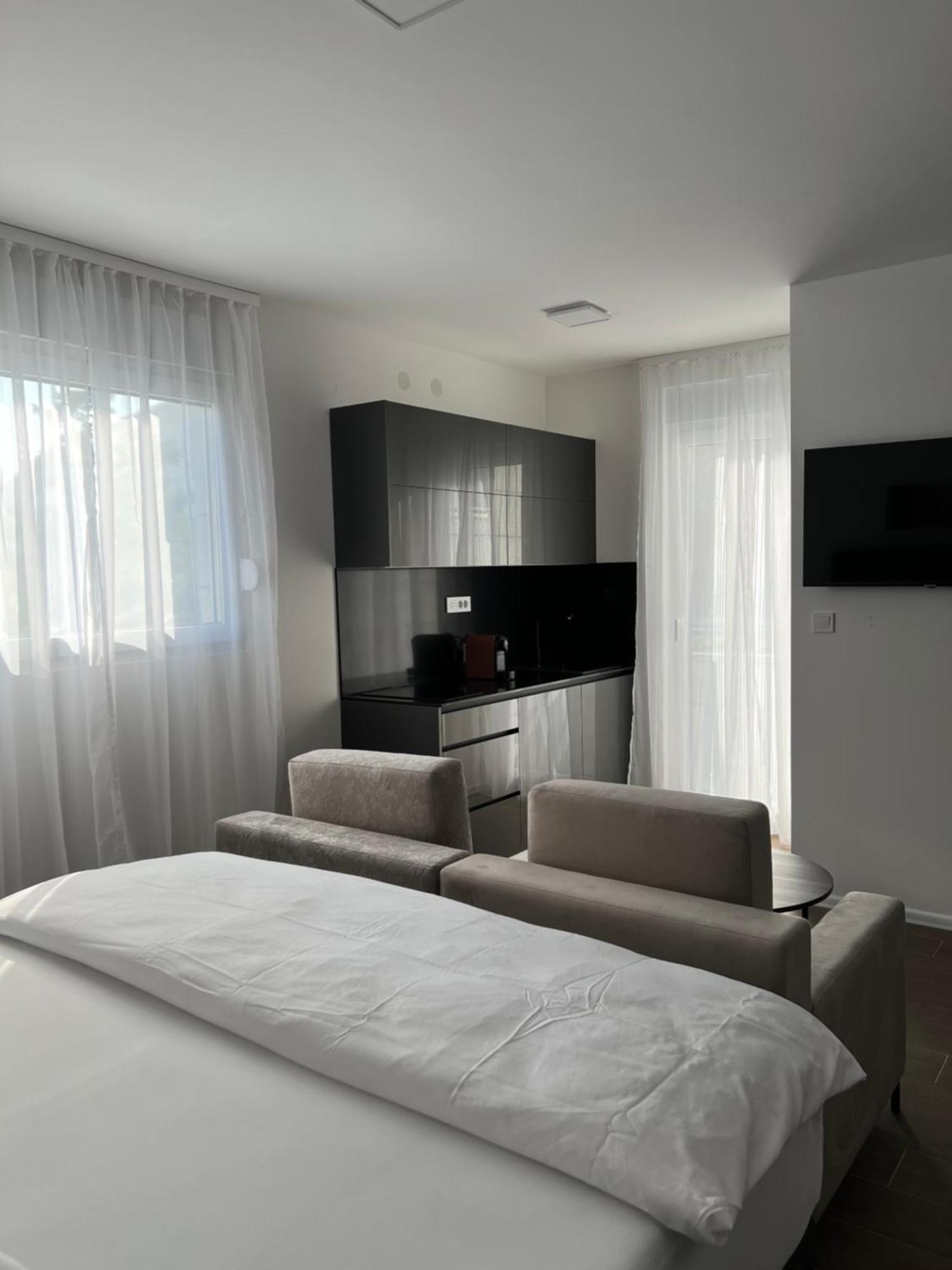 Madamik Apartments بِييلا المظهر الخارجي الصورة